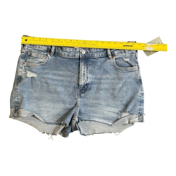 H&M Distressed Mom Fit Stretch Jean Shorts Cuffed High Rise Light Wash Size 18 - Picture 4 of 12